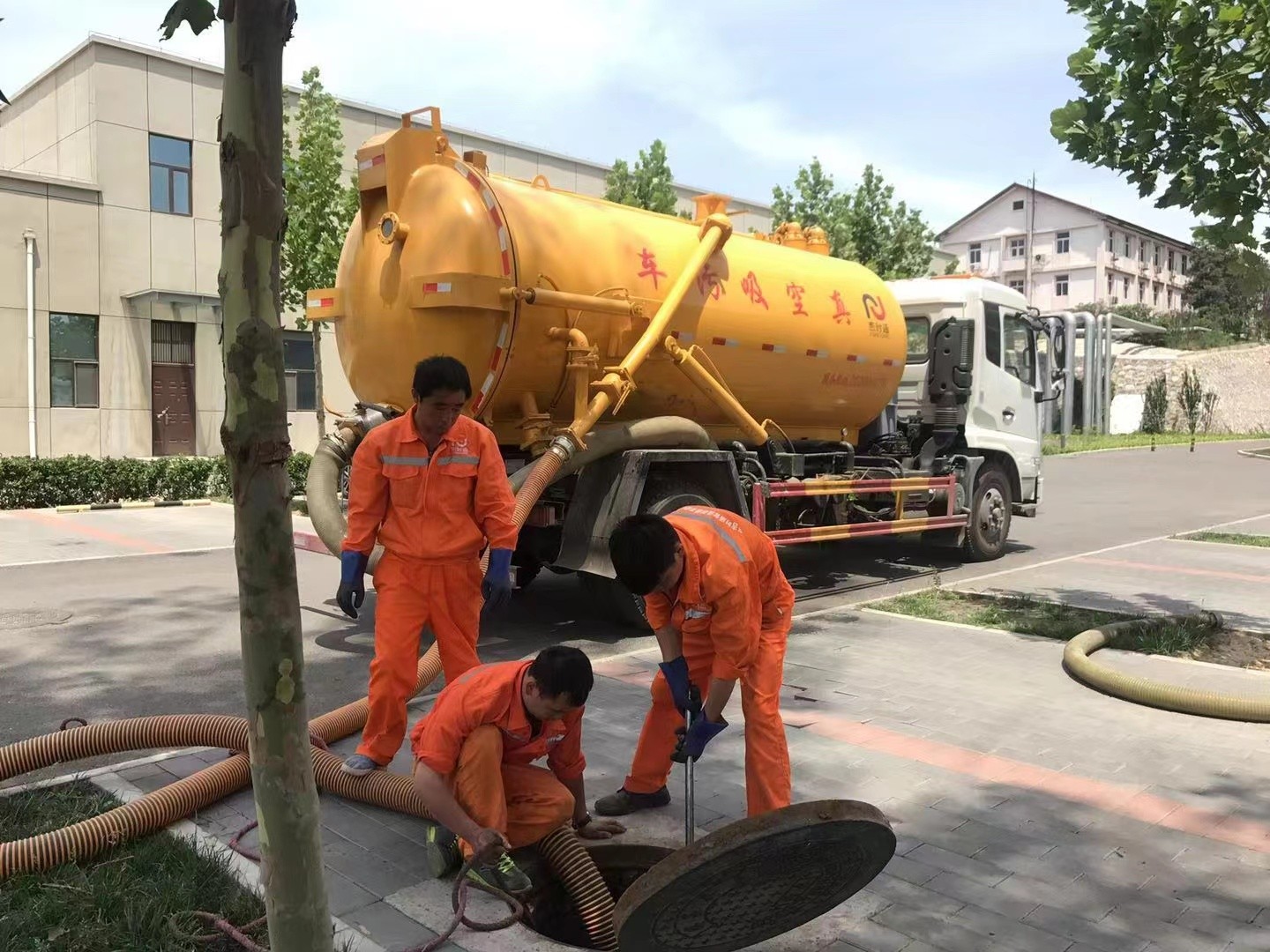 平定管道疏通车停在窨井附近