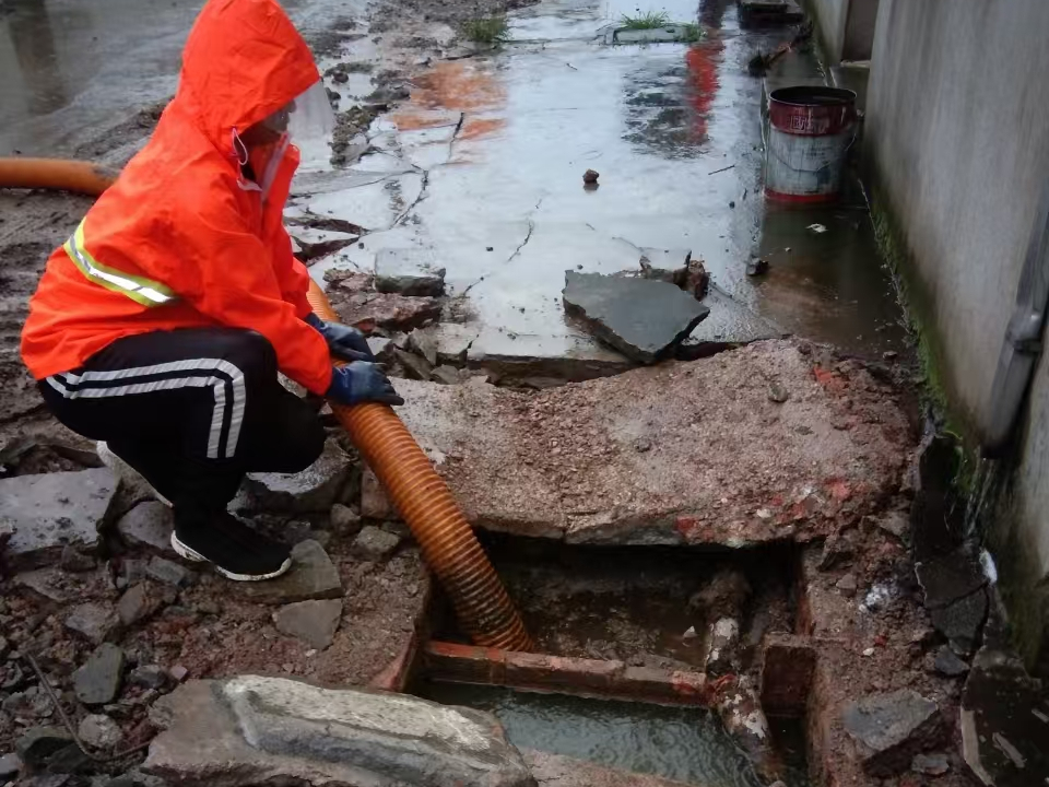 平定专业清理污水池 炜誉市政以规范流程守护城市 “肠道”