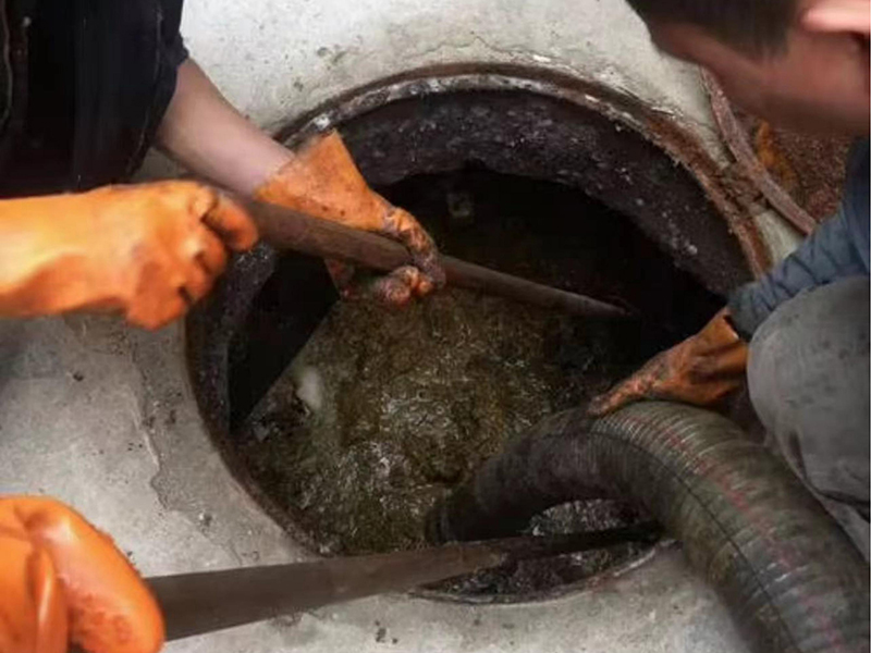 平定清理化粪池时如何避免沼气的危害?